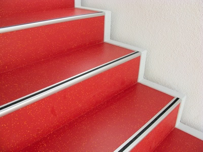 Referenz Linoleum PVC Boden verlegen 1 - Linoleum im Treppenstufenbereich in kräftigen Farben